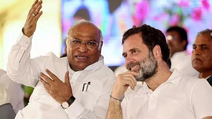 Agra News: आगरा जिले में कांग्रेस ने महानगर और जिलाध्यक्ष की कमान बदल दी।