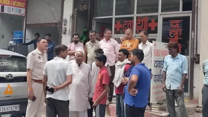 गोली चलने की वारदात के बाद मौके पर मौजूद पुलिस व स्थानीय लोग।