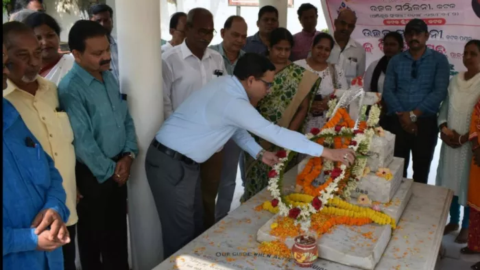 उत्कल दिवस के मौके पर राज्य के महापुरुषों की प्रतिमूर्ति पर श्रद्धांजलि अर्पण करते कटक के जिलाधीश
