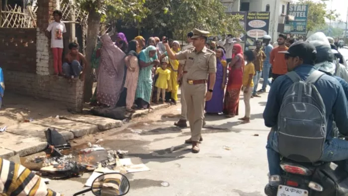 Agra News: पति शराब में उड़ाने लगे कमाई, गुस्साई महिलाओं ने ठेका तोड़ शराब जलाई
