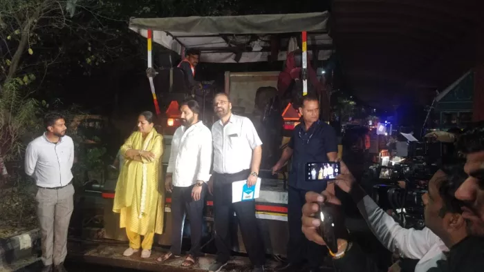 समयपुर बादली पुलिस स्टेशन के सामने हो रहा सड़क निर्माण (फोटो: जागरण)