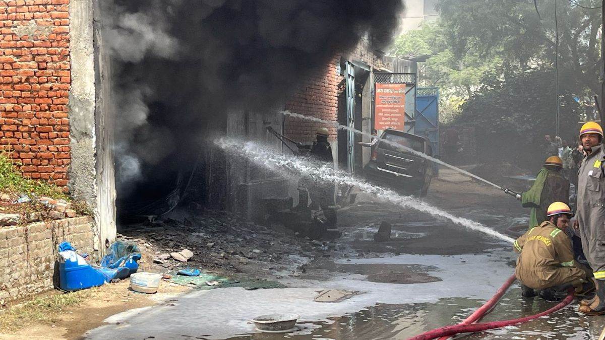 https://www.jagranimages.com/images/newimg/01042025/01_04_2025-ghaziabad_fire_7_23909754.jpg