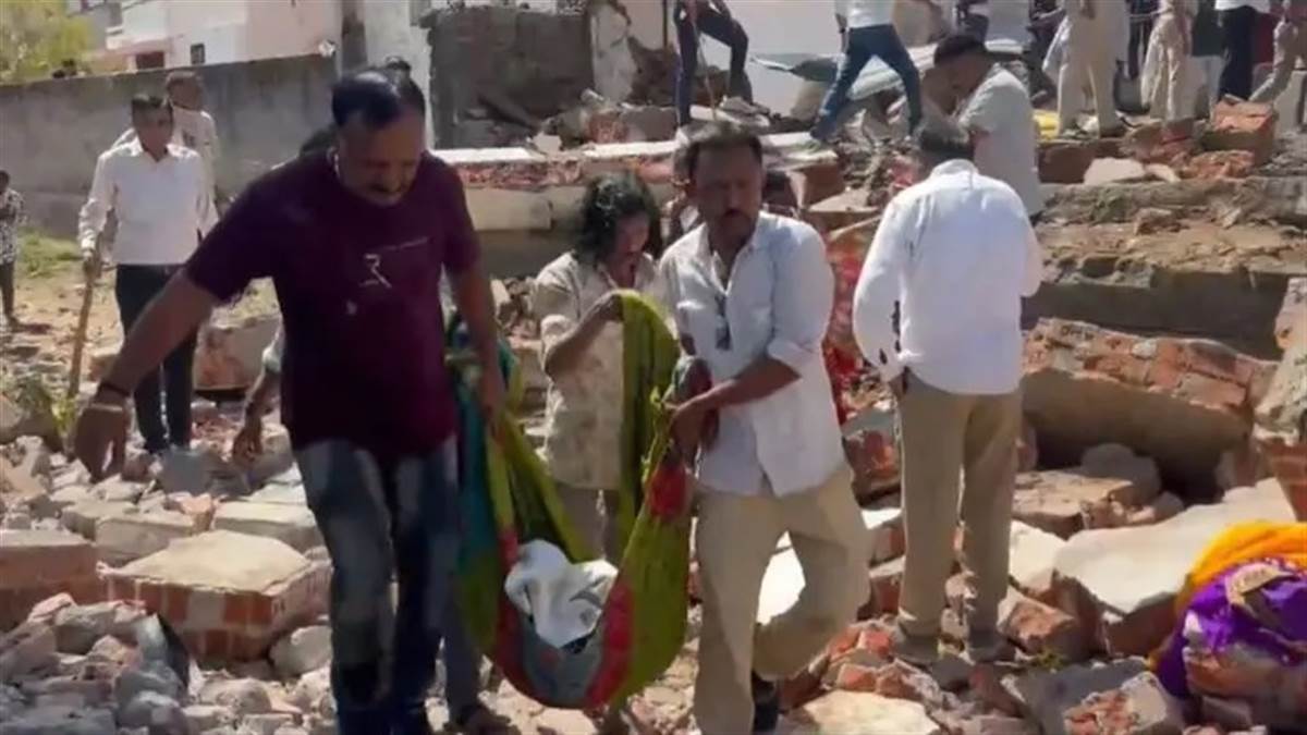 https://www.jagranimages.com/images/newimg/01042025/01_04_2025-gujarat_fire1_23909746_15046715.jpg