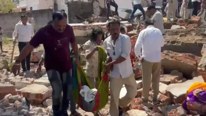 Gujarat Fire गुजरात के बनासकांठा के डीसा में लगी आग। (फोटो- जागरण)