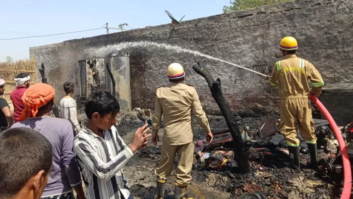हापुड़ में एक मकान में आग लगने से 16 बकरियां जिंदा जल गईं। जागरण फोटो