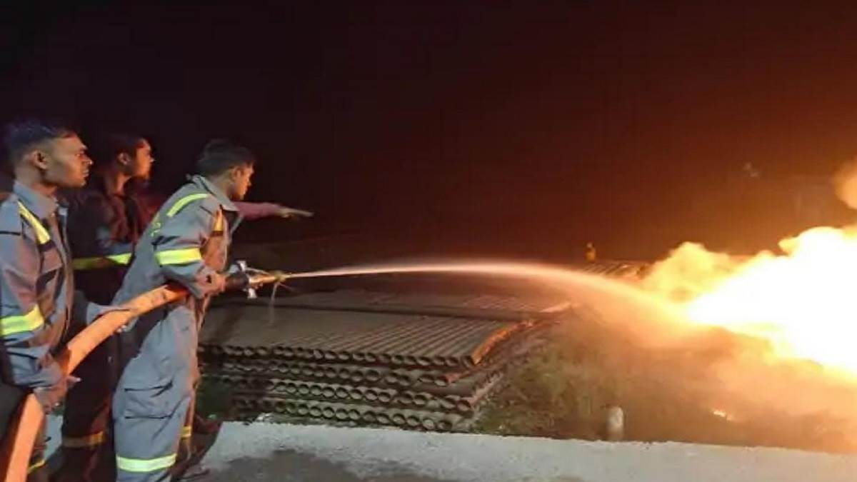 https://www.jagranimages.com/images/newimg/01042025/01_04_2025-hathras_fire_23910034_904178.jpg