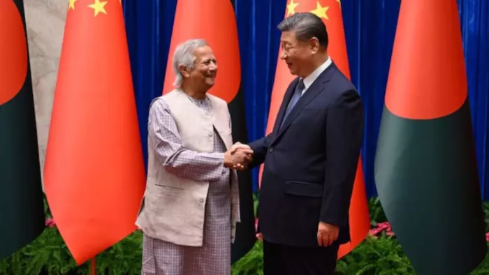 मोहम्मद यूनुस और शी चिनफिंग। ( फाइल फोटो )