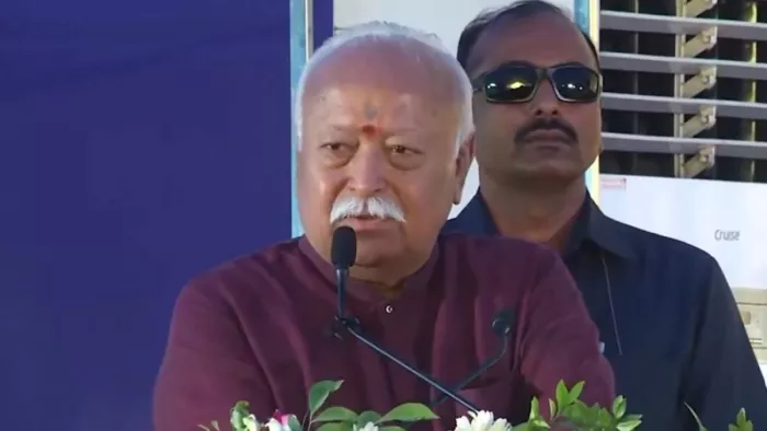 वैदिक गणित पर एक पुस्तक का विमोचन कर रहे थे मोहन भागवत (फोटो: पीटीआई)