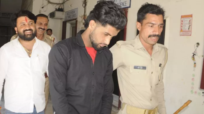 जेवी जैन कालेज से आरोपी युवक नदीम को पकड कर ले जाती सदर थाना पुलिस। जागरण