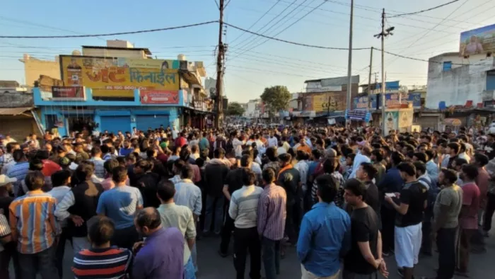 पांवटा साहिब क्षेत्र में नदी में गोवंश अवशेष मिलने के विरोध में आक्रोशित हिंदू संगठनों के लोग। साभार नागरिक