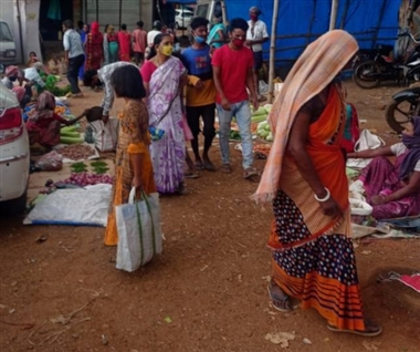 ग्रामीण क्षेत्र के हाट-बाजारों में बरती जा रही लापरवाही