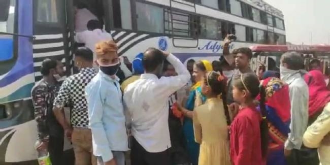 अवैध बसों का संचालन जोरों पर, ठूंस-ठूंस कर भरे जा रहे यात्री