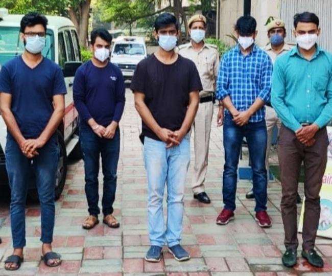 पकड़े गए आरोपितों में एक निजी लैब का डाॅक्टर और उसके कर्मचारी भी शामिल हैं।