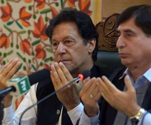 पाकिस्तान तीन अरब डॉलर के कर्ज की वापसी के लिए समय बढ़ाने को चीन से गिड़गिड़ा रहा है।