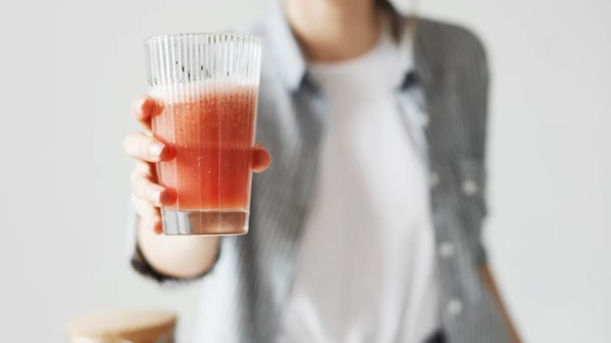 Healthy Summer Drink: शरीर में पानी की कमी दूर कर वजन भी घटाता है बस 1 मिनट में तैयार होने वाला ये ड्रिंक