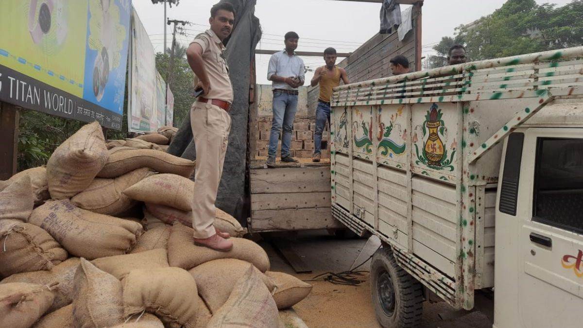 Dozens of boxes of English liquor hidden behind the straw in the truck  seized in Samastipur शराबबंदी वाले बिहार में धंधेबाजों की नई तरकीब, ट्रक  में भूसे के पीछे छिपाई अंग्रेजी शराब