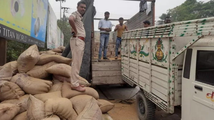 ट्रक के अंदर भूसे में छिपा कर रखी गई भारी मात्रा में अंग्रेजी शराब बरामद