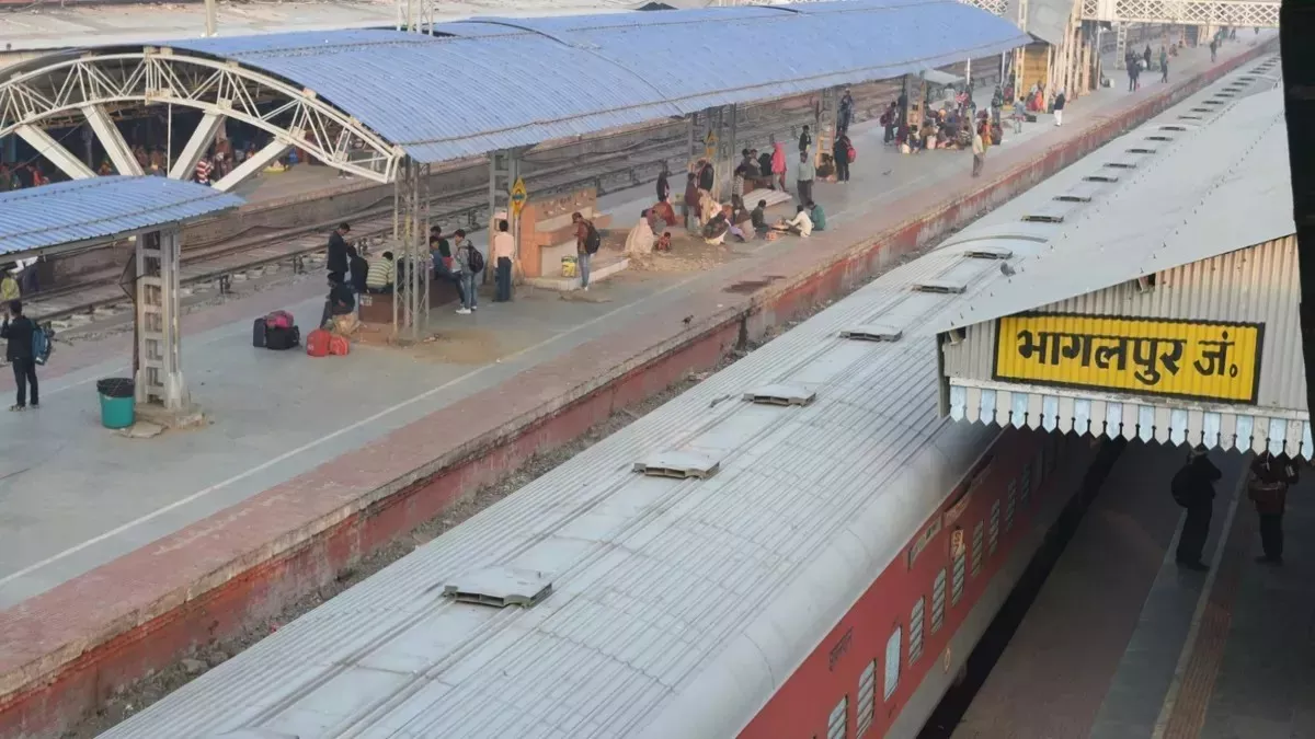Bhagalpur Junction :पान-मसाला और गुटखा खाकर स्टेशन पर थूकना पड़ गया महंगा, 113 लोगों पर हुई कार्रवाई; लिया गया जुर्माना