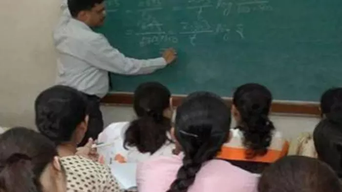 KK Pathak: फंस गए मास्टर साहब! विभाग के अधिकारी पहुंचे स्कूल तो गायब मिले कई शिक्षक (फाइल फोटो)