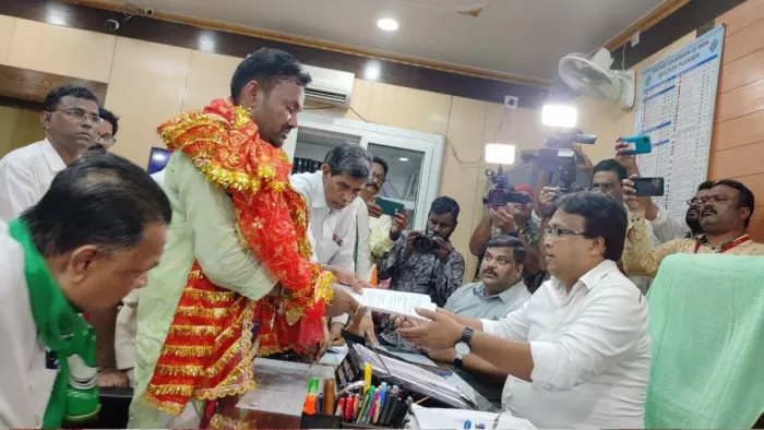 बारबाटी कटक से बीजद के उम्मीदवार प्रकाश चंद्र बेहेरा ने दाखिल किया नामांकन