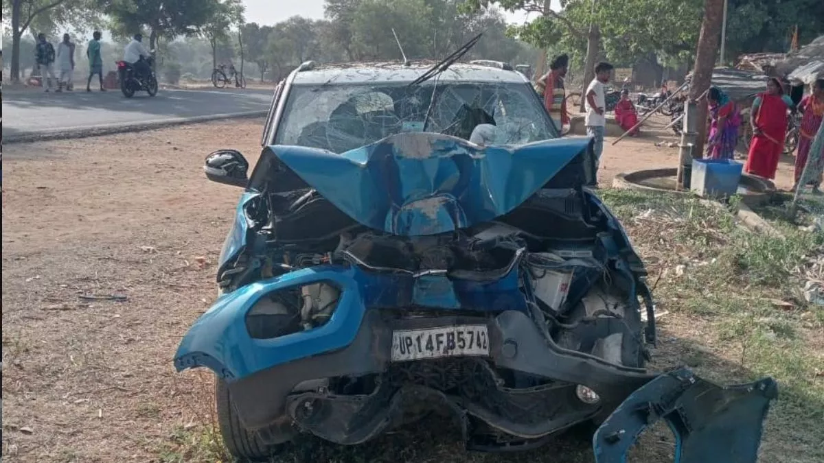 Deoghar Road Accident : देवघर के पालाजोरी में भीषण सड़क हादसा, बेकाबू होकर पेड़ से टकराई कार; एक की मौत व चार घायल