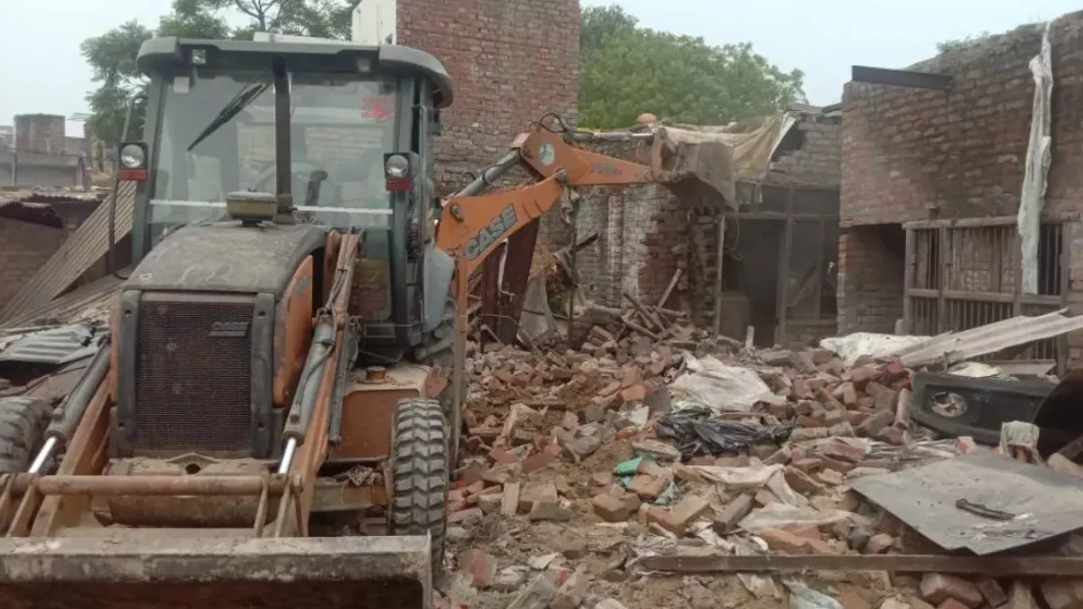 Bihar News: सरकारी जमीन पर बने 16 घरों पर चली जेसीबी, कोर्ट के आदेश पर इस जिले में हुई कार्रवाई