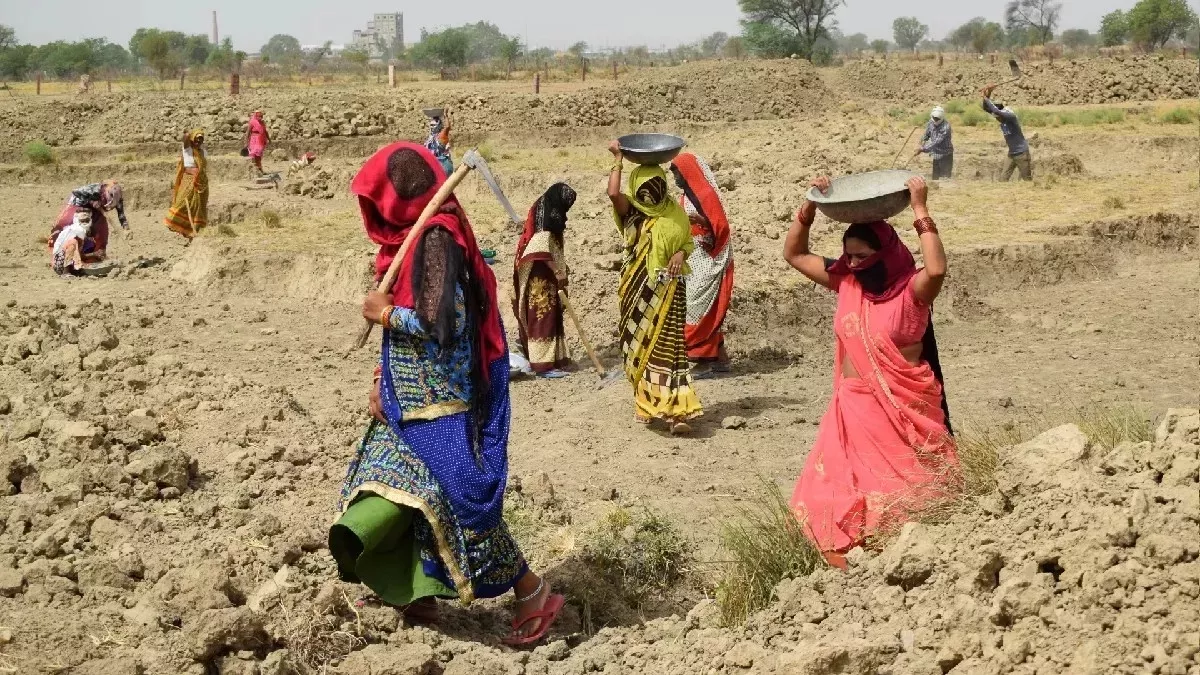 MGNREGA Shift Timing: मनरेगा मजदूरों से दो शिफ्ट में लिया जाएगा काम, गर्मी से मिलेगी राहत
