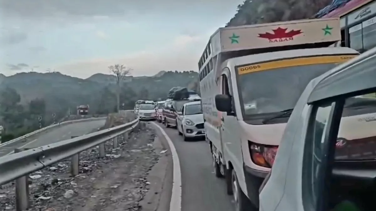 जम्मू-श्रीनगर राष्ट्रीय राजमार्ग दूसरे दिन भी बंद, यात्री व चालकों की बढ़ी परेशानी; घंटों फंसे रहे सैकड़ों वाहन