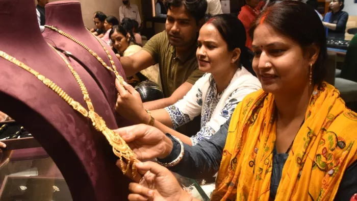 अक्षय तृतीया के अवसर पर खरीदारी करती ग्राहक। -संगम दूबे