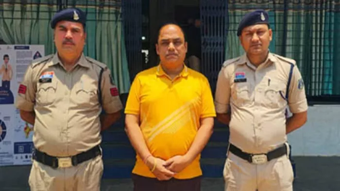 प्रमाण पत्र का लालच देकर छात्रों को नमाज पढ़ाने वाला प्रोफेसर गिरफ्तार। (फोटो- जेएनएन)