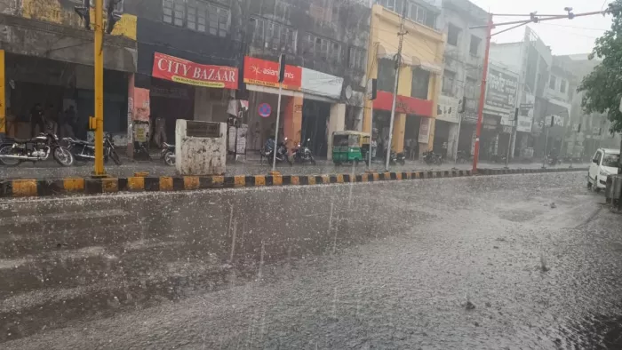 गोरखपुर में बारिश के साथ गिरे ओले। जागरण