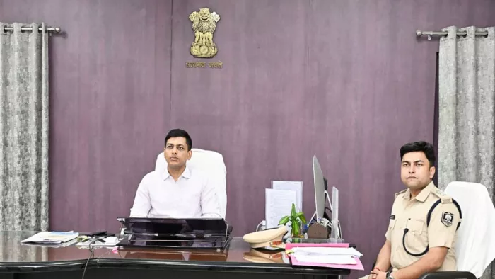 यूपी के बलिया और बक्सर जिलाधिकारी तथा एसपी की संयुक्त बैठक