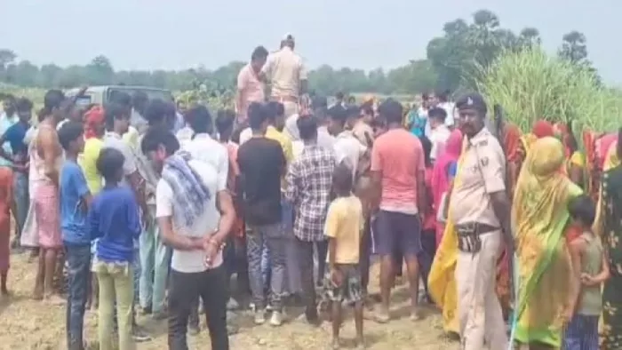 किशोर की हत्या के बाद घटनास्थल पर लोगों की भीड़