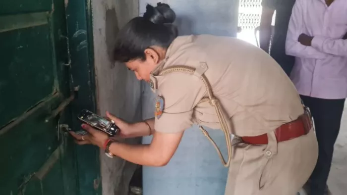 प्राचार्य कक्ष को विवाद के बाद सील करतीं थाना प्रभारी अलीशा कुमारी। (जागरण)