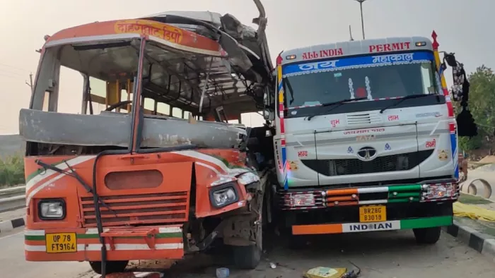 गोरखपुर में ट्रेलर से टकराई रोडवेज बस। जागरण