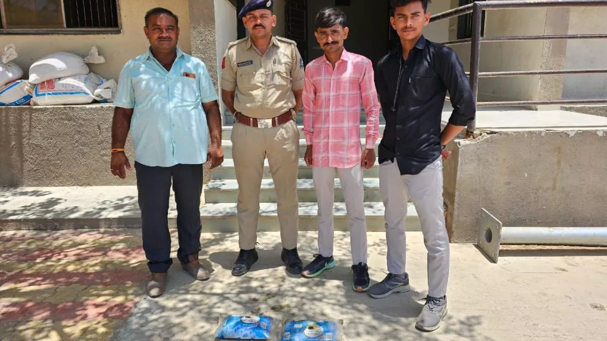 गुजरात: समुद्र तट पर पड़े चरस के दो पैकेट बरामद, 2 किलोग्राम है वजन; FSL जांच के लिए भेजा