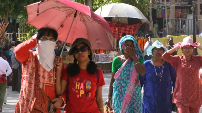 वाराणसी में तेज धूप से बचती युवतियां व महिलाएं। जागरण