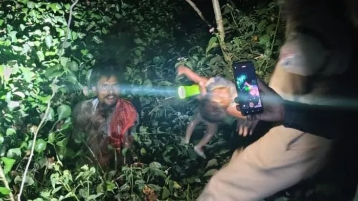 शाहगंज स्टेशन से बच्चा चोरी कर भागने के दौरान तालाब में कूदे आरोपित को पकड़ती पुलिस। स्रोत - पुलिस