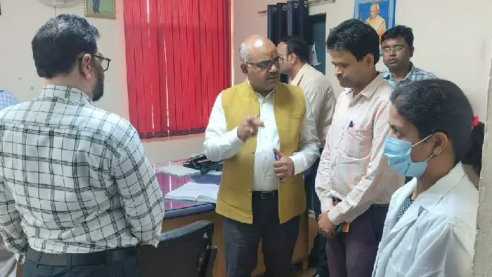 जिलाधिकारी ने किया निरीक्षण, अधीक्षक समेत सात कर्मियों का वेतन रोका