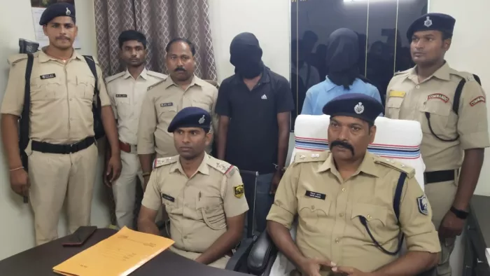 युवक की हत्या मामले में गिरफ्तार आरोपितों के साथ प्रेस वार्ता करते पुलिस अधीक्षक ग्रामीण विद्यासागर। जागरण