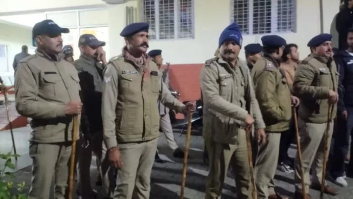 नैनीताल में भीड़ को रोकने को तैनात पुलिसकर्मी। जागरण