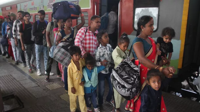 गोरखपुर जंक्शन- कैंट थर्ड लाइन का निर्माण व विद्युतीकरण पूरा।