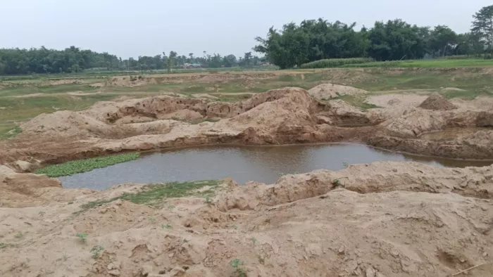 इस कदर हो रहा अवैध खनन। जागरण