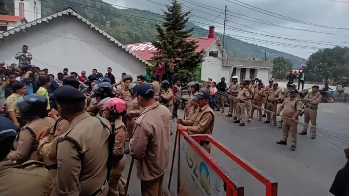 Nainital News: सड़कों पर सिर्फ प्रदर्शनकारी और पुलिस ही नजर आ रही है। जागरण