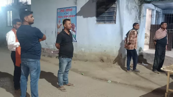 अस्पताल में जुटी लोगों की भीड़। (जागरण)