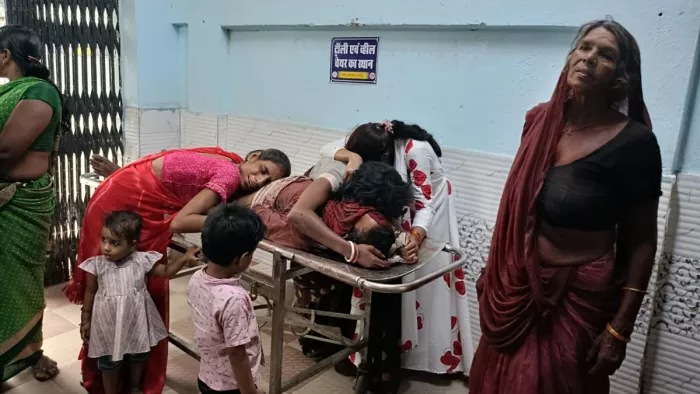 अस्पताल में रोते हुए मृतक के परिजन। (जागरण)