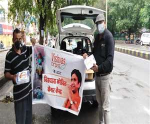 कवि कुमार विश्&zwj;वास की निश्&zwj;शुल्&zwj;क कोविड केयर किट का प्रयागराज में ग्रामीणों तक पहुंचाने का जिम्&zwj;मा श्&zwj;लेष गौतम को मिला।