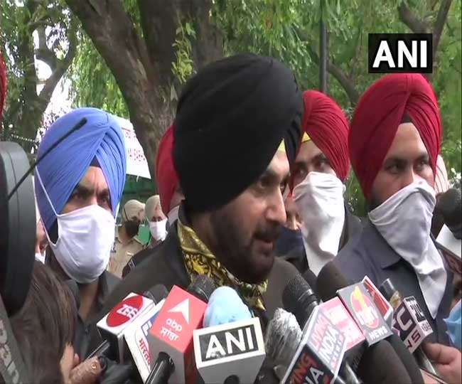 नवजाेत सिंह सिद्धू कांग्रेस की केंद्रीय कमेटी के समक्ष पेश होने के बाद मीडिया से बात करते हुए। (एअनआइ)