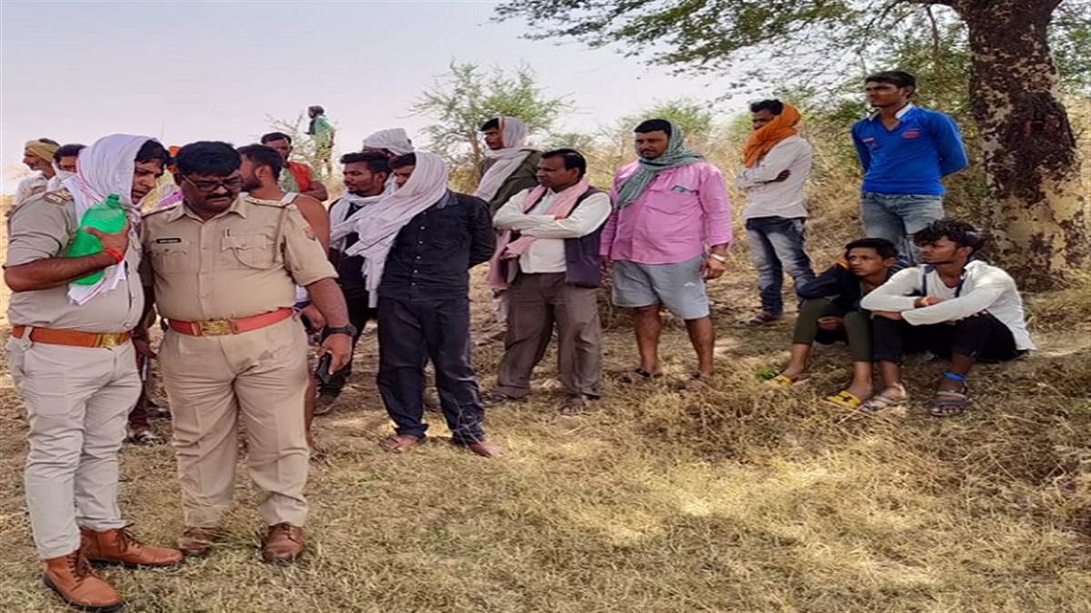 banda love murder married girlfriend killed by cut of throat and dead body of lover found hanging on tree in banda hindi news
