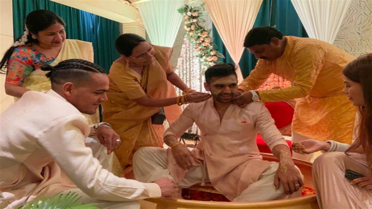 https://www.jagranimages.com/images/newimg/01062022/01_06_2022-first_picture_of_deepak_chahar_haldi_22763603.jpg